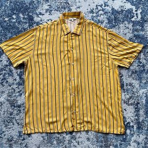 Fashion Nova Mens Short Sleeve Button Down Large